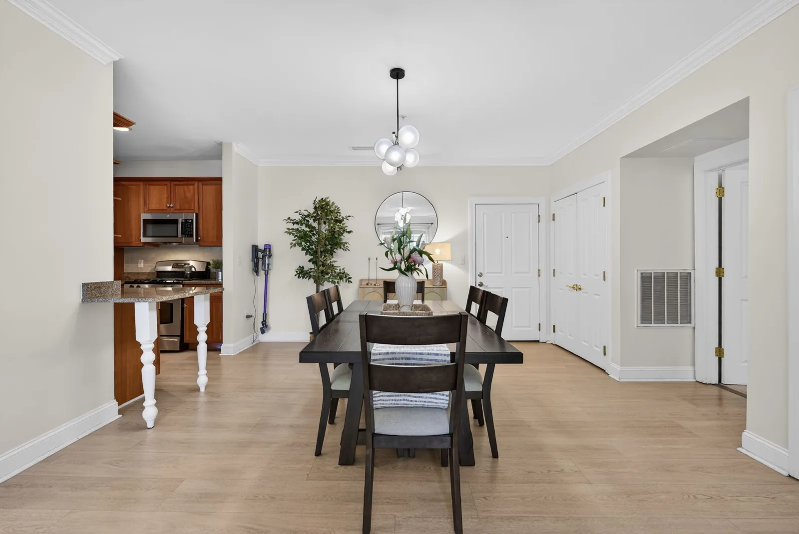 Condo dining area and open floor plan in Wakefield, MA
